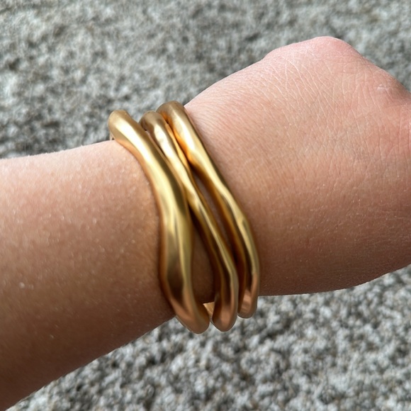 NWT Express Set of 3 Wavy Brushed Gold Bangle Bracelets - Picture 7 of 7